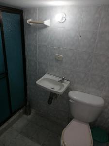 拉多拉达Casa lowcost relajación的一间带卫生间和水槽的浴室