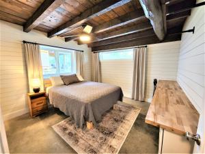 特拉弗斯城Beachside-HotTub-Fireplace-Authentically Northern的一间卧室设有一张床和一个大窗户