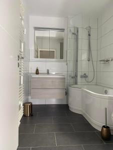 兰河畔马尔堡Apartment Lahnblick的白色的浴室设有浴缸和水槽。