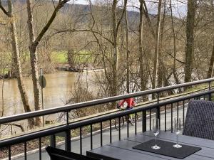 兰河畔马尔堡Apartment Lahnblick的河景阳台桌子