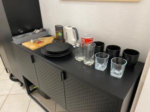 托伦Central Rooms Apartment的一张黑桌,上面有盘子和玻璃杯