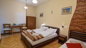 第比利斯Guesthouse Kartli的一间卧室设有一张床和砖墙