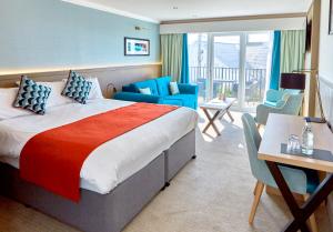 特雷杜尔特雷杜尔海湾酒店的酒店客房,配有一张床、一张桌子和椅子