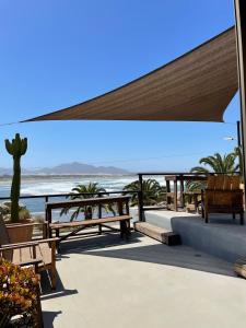 康康La Ritoqueña Hotel de Playa的海滩上的一组野餐桌