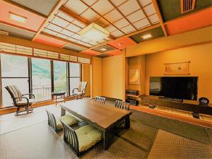 日光LiVEMAX RESORT Kawaji的一个带桌椅的大客厅
