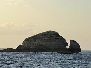 Le SouffleurYeux D'azur的海洋中部的大岩石