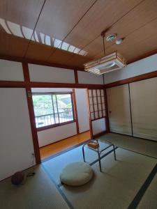 Inoそらやまゲストハウス Sorayama guesthouse的一个空房间,有桌子和窗口