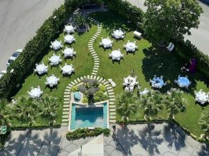 伊兹密尔ibis Styles Izmir Bornova的享有带桌子和游泳池的餐厅的空中景致