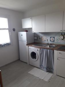 卡沃Appartamento Cavo的厨房配有水槽和洗衣机