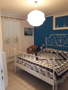 卡沃Appartamento Cavo的一间卧室配有一张蓝色墙壁的床