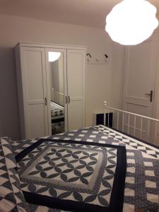 卡沃Appartamento Cavo的一间卧室配有一张带黑白棉被的床