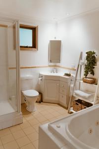 The PatchThe Garden Suite的浴室配有卫生间、盥洗盆和浴缸。