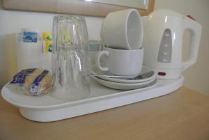 伦敦卡尔顿酒店的厨房柜台配有咖啡壶和搅拌机