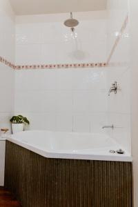 The PatchThe Mulberry Cottage的白色的浴室设有浴缸和水槽。