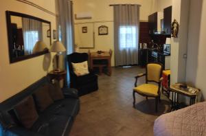 阿特米达Near AirportAnd metropolitan Penelopi Cozy Home的客厅配有沙发和椅子