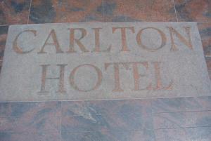 伦敦卡尔顿酒店的瓷砖地板上刻有酒店标志的标志