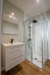 阿让WelcomeAgen*Clim*Fibre*Salvador Dali的带淋浴和盥洗盆的白色浴室