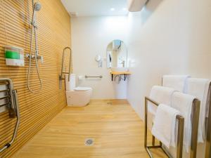 托雷德本纳贾尔邦Cubo's Hostal William's Sunny 1 with Breakfast的带淋浴和卫生间的浴室