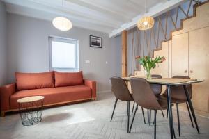 加茨比亚格拉Domki Apartamentowe - Na Makowej的客厅配有沙发和桌椅