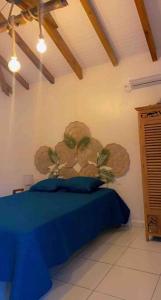圣弗朗索瓦Banana EcoLodge的一间卧室配有一张蓝色的床和床头板
