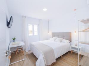 托雷德本纳贾尔邦Cubo's Hostal William's Sunny 3 with Breakfast的白色的卧室配有白色的床和一张桌子