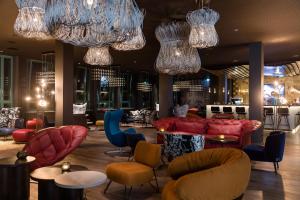 Motel One Mannheim酒廊或酒吧区