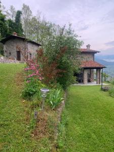 PoggioBirillina Guest House di Laura Reni的鸟食屋前的花园