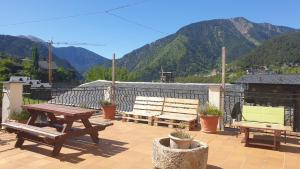 拉尔多萨拉奥德萨旅馆的庭院设有长椅和山地桌子。