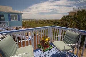 圣奥古斯丁马林楼海湾酒店的阳台配有两把椅子和花瓶