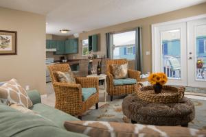 圣奥古斯丁马林楼海湾酒店的带沙发和椅子的客厅以及厨房。
