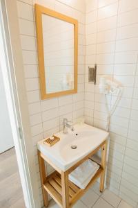 加尔格日代利群酒店的一间带水槽和镜子的浴室