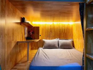 河江Sky Homestay Ha Giang的一间卧室设有一张床和木墙