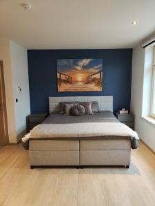 布鲁日Veroli的一间卧室配有一张壁画床