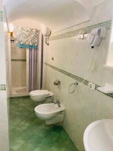 维耶斯泰Monolocale Elena的浴室设有2个卫生间和水槽