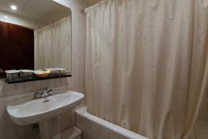 维耶拉德拉瓦尔酒店的一间带水槽和淋浴帘的浴室