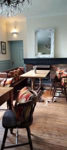 彼得斯菲尔德The Cricketers Inn的客厅配有桌子和沙发