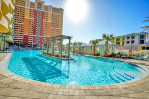 巴拿马城海滩Calypso 3 Luxury Beach Vacation Sleeps 8的大楼中央的大型游泳池