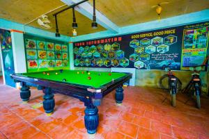 峰牙Phong Nha Dawn Home的配有乒乓球桌的客房内