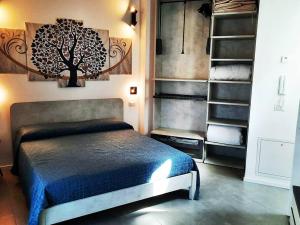 奥里斯塔诺la suite oasi di relax e comfort IUN R1091的卧室配有一张床铺,墙上挂着一幅树景