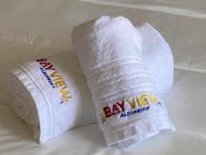 阿尔布费拉BayView Albufeira的床上有两卷白色卫生纸