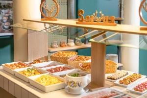 慕尼黑Hotel München City Center affiliated by Meliá的自助餐,展示不同类型的食物