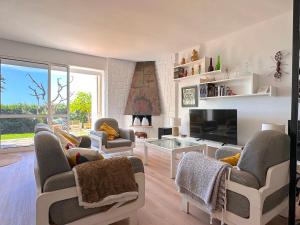 托雷德本纳贾尔邦VILLA ALBORAN Beachfront 9PAX的带沙发、电视和沙发的客厅