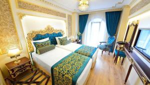 伊斯坦布尔Golden Marmara Hotel的酒店客房设有两张床和窗户。