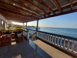 BenguelaHotel Residencial Ramire-Tour的海景阳台。