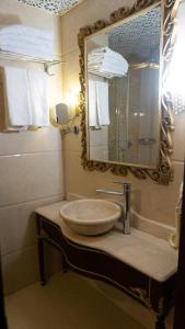 伊斯坦布尔Golden Marmara Hotel的一间带水槽和镜子的浴室