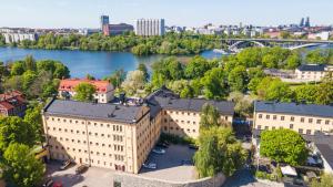 斯德哥尔摩STF朗霍尔曼旅馆的享有河流和建筑的城市空中景致