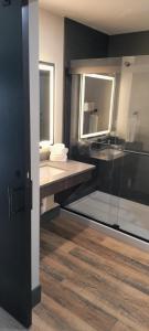 马德拉斯Bunk House的一间带两个盥洗盆和两个窗户的浴室