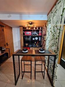 巴西利亚Studio Aisiki - Apartamento em Brasília的一间厨房,里面配有桌子和两把椅子