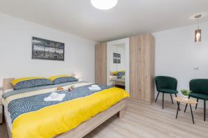 普拉Apartment Ena Arena Pula的一间卧室配有一张床、两把椅子和一张书桌