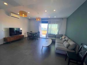 马萨龙New built 3-bed penthouse with pool, Mar de Plata的客厅配有沙发和桌子